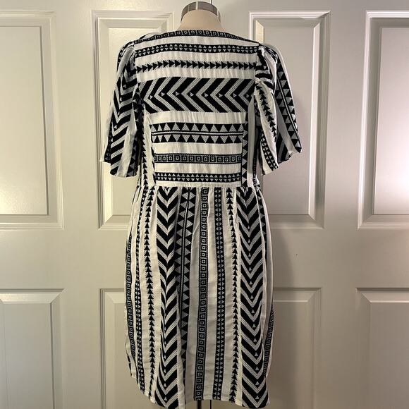 Old Navy V-Neck Geometric Mini Dress, size Medium - Picture 4 of 9